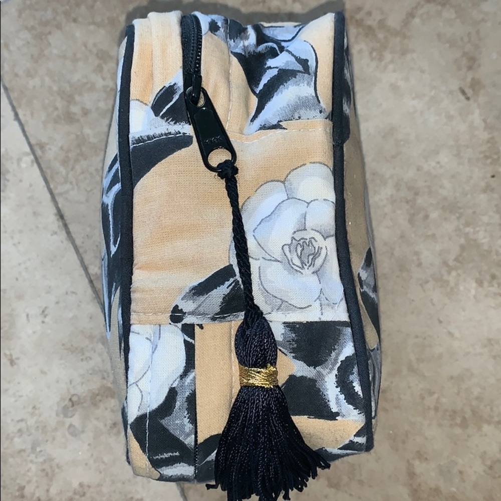 CHANEL VINTAGE and RARE FABRIC COSMETIC CASE - Picture 6 of 8